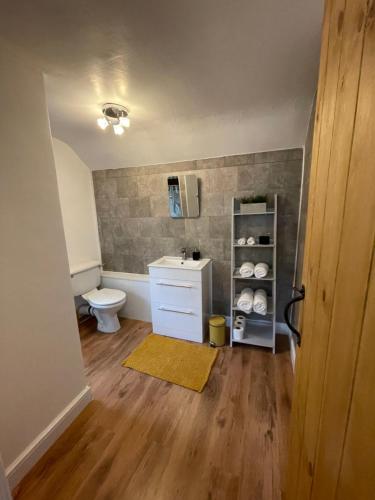 布里奇诺斯Bernards Hill的客房内设有带水槽和卫生间的浴室