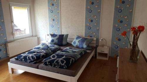 RumbachZur alten Wagnerei的一张床上有蓝色枕头的睡床