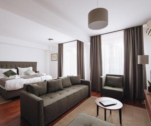 弗尔尼亚奇卡矿泉镇Pegaz Holiday Resort的客厅配有沙发和1张床