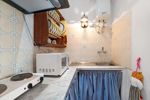 FasniaFinca Lucrecia的厨房配有微波炉和水槽