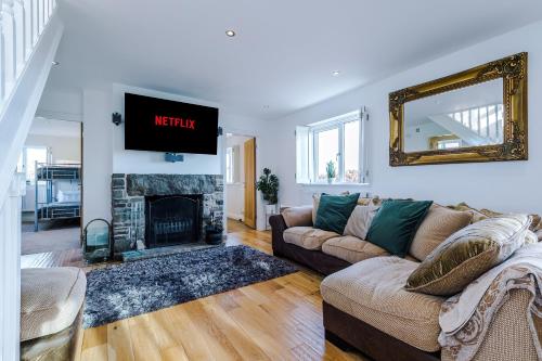 Bodelwyddan"Woodlands" by Greenstay Serviced Accommodation - Luxury 3 Bed Cottage In North Wales With Stunning Countryside Views & Parking - Close To Glan Clwyd Hospital - The Perfect Choice for Contractors, Business Travellers, Families and Groups的带沙发和壁炉的客厅