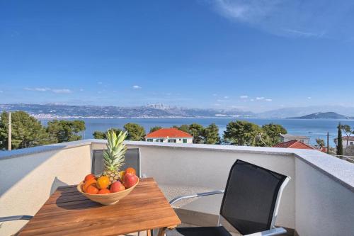 斯拉汀Aquamarin - Premium Seaview Apartment的阳台上的桌子上放着一碗水果