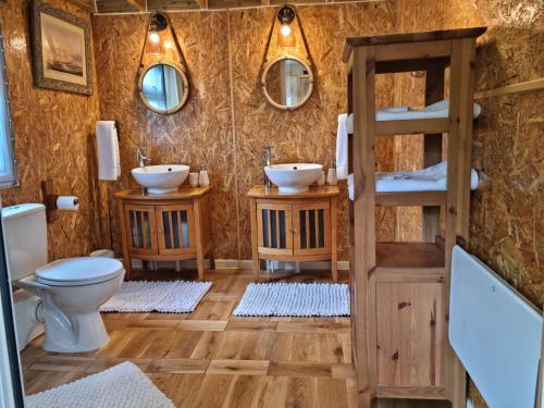 奥斯威斯Riverside Cabin at Pen-Y-Bont Mill的一间带两个盥洗盆和卫生间的浴室