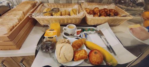 埃斯托利尔Hotel Sao Mamede的一张桌子,上面放着面包和其他早餐食品