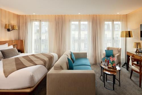 巴黎Maison Albar - Le Pont-Neuf的酒店客房,配有床和沙发