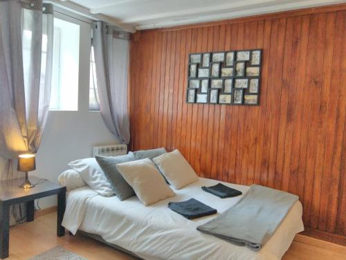 Corbeil-CerfLe Gîte du Chêne Rouvre的一间卧室配有一张木墙床