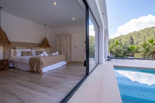 伊维萨镇Villa Romeo的一间卧室设有一张床和一个游泳池