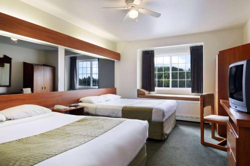 Eagle River伊格尔里弗米克罗特尔酒店的酒店客房设有两张床和一台平面电视。