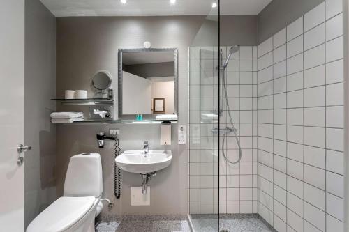 兰讷斯康优兰贝斯特韦斯特普拉斯酒店的浴室配有卫生间、盥洗盆和淋浴。