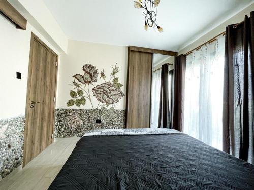 普罗塔拉斯Mosaic villa by the sea的一间卧室配有一张大床和黑色毯子