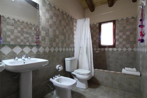 普尔马马尔卡美拉都尔德尔维利，卡瓦尼亚斯精品酒店的一间带水槽、卫生间和淋浴的浴室