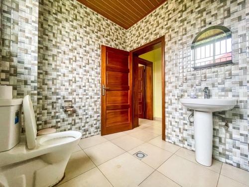 基加利MyPlace Suites的一间带卫生间和水槽的浴室