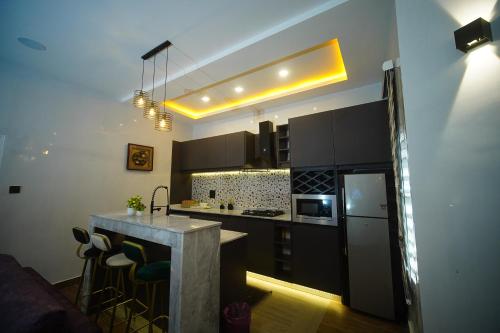 KubwaHortencia by Durudove Apartments的厨房配有黑色橱柜和台面