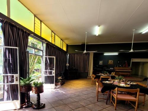 巴德普拉斯Mumo Resort的客厅设有桌椅和客厅