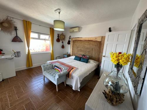 阿德耶Tenerife Sur Habitación de Lujo的一间卧室,配有一张床和花瓶