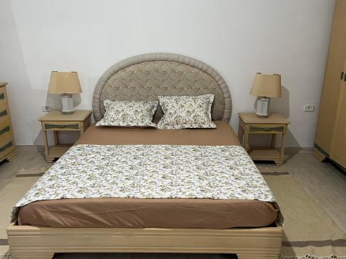 莫纳斯提尔Dar Lilia Monastir的一间卧室配有一张带2个床头柜的大床