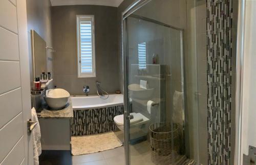鲸湾港Seadrive的带淋浴、卫生间和盥洗盆的浴室