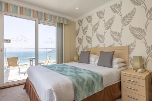 圣布雷拉德比亚里茨酒店 的一间卧室设有一张床,享有海景