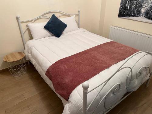 基佩朗达Chioni Cottage by AgroHolidays的一间卧室配有一张带白色床单和蓝色枕头的床