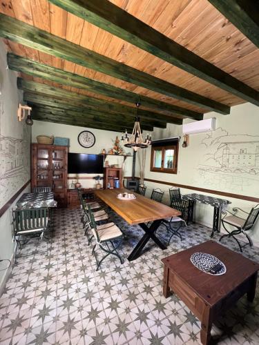 夸科斯德尤斯特Casa Rural Juan de Austria的客厅配有木桌和椅子