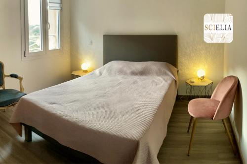 波尔图Chez Françoise的一间卧室配有一张大床和一张粉红色的椅子