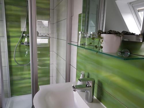 滕宁Gästehaus Arkona的一间带水槽和镜子的浴室