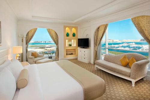 迪拜Al Habtoor Grand Resort, Autograph Collection的一间卧室设有一张大床和一个大窗户