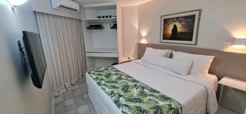 马塞约JATIÚCA SUITES RESORT - Flat FRENTE MAR的一间小卧室,配有白色床单