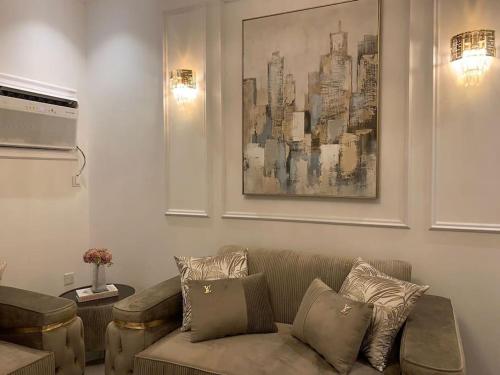 luxury apartment - Prince majed park的休息区