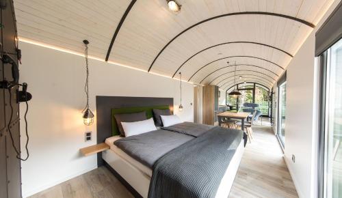 斯塔德特罗恩LokoMotel-Waggon, Luxus Appartment im Eisenbahnwaggon的一间卧室,卧室内配有一张大床