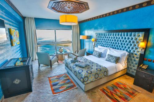 索维拉米莫纳摩洛哥传统庭院住宅的一间卧室配有一张特大号床。