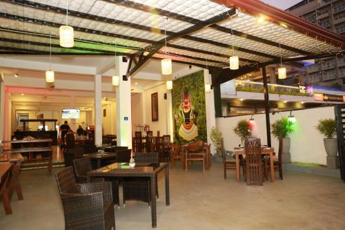 尼甘布Coconut Primitive的配有木桌和椅子的餐厅