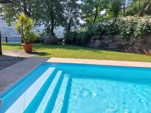 吉尔斯Casa da Terra - Gerês的院子里的大型蓝色游泳池
