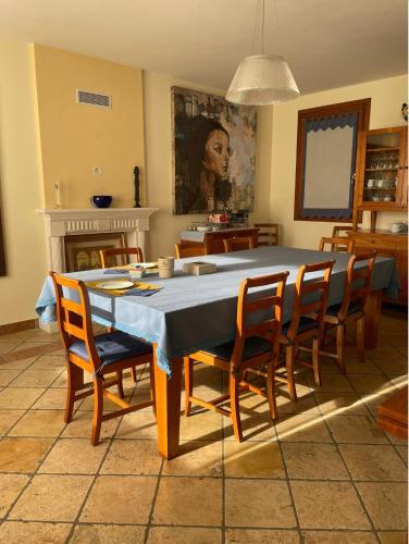 斯特拉Bed and Breakfast Ca’ Pisani的一间配备有蓝色桌子和椅子的用餐室