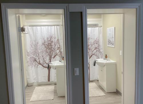KingsvilleThe Green Heart Inn的一间带两个盥洗盆和窗户的浴室