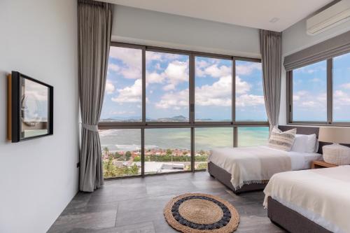 苏梅岛Villa Anushka - Modern luxury villa with picture-perfect sea views的一间卧室设有两张床和大窗户