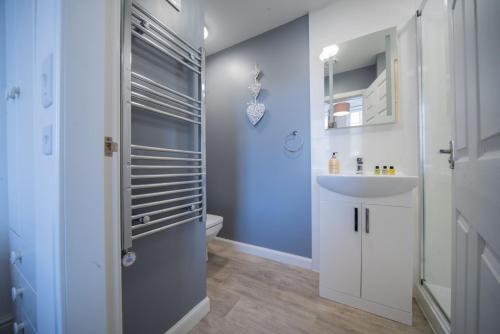 柯科迪Double Ensuite Bedroom near Edinburgh的浴室配有白色水槽和卫生间。