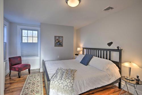 格林波特Bright 2nd-Floor Apt - half Mi to Greenport Harbor!的卧室配有床、椅子和窗户。