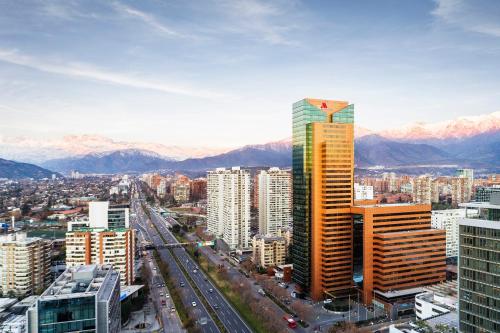圣地亚哥圣地亚哥万豪酒店 的享有以山脉为背景的城市美景