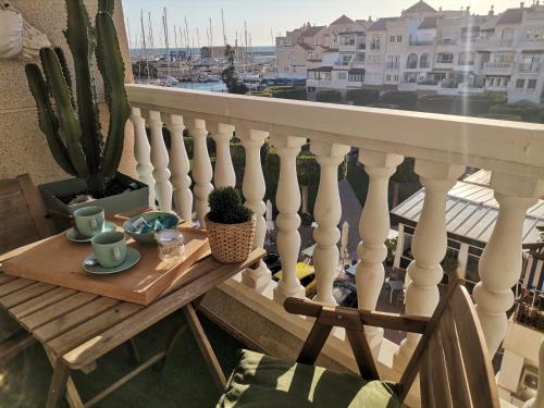 阿尔梅利马Villa Pepita的海港景阳台桌子