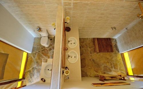 Selous Game ReserveSelous Kulinda Camp的浴室设有2个水槽和2个卫生间