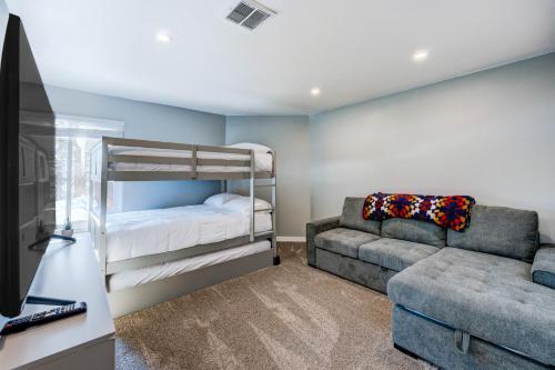 斜坡村Incline Village Getaway的一间卧室配有双层床和沙发