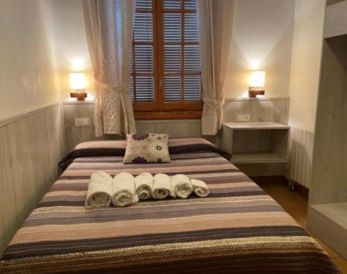 利亚沃尔西HOTEL LAMOGA的一间卧室配有两张带毛巾的床