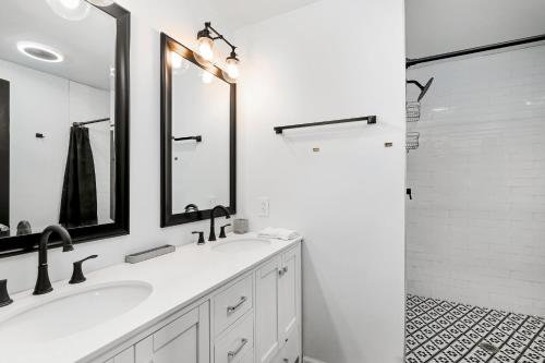 纳什维尔Inglewood Rose的白色的浴室设有水槽和淋浴。