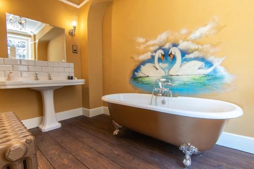 马特洛克Oakhill的带浴缸的浴室和天鹅画