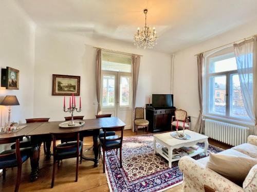 德累斯顿Wägner´s Heim的客厅配有桌子和沙发