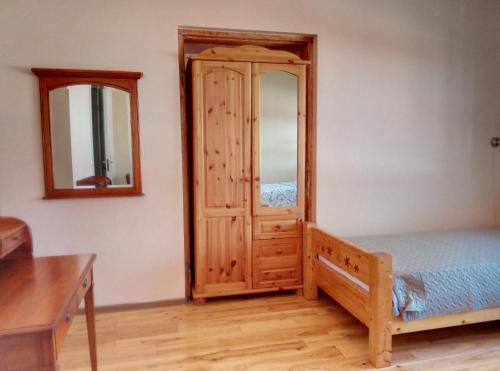 维尔扬迪TäheMaja3的一间卧室配有木制橱柜和镜子