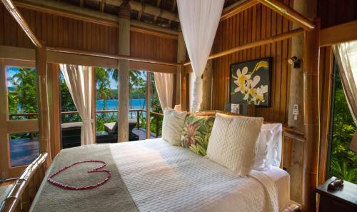 萨武萨武Namale All Inclusive Resort & Spa的一间设有床铺的卧室,位于带窗户的房间内