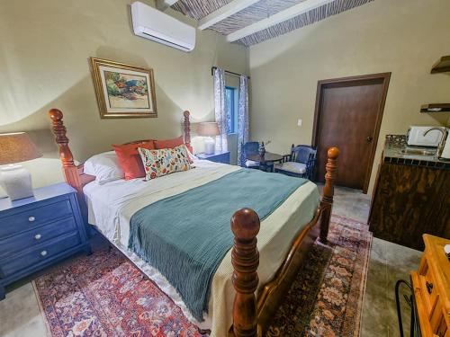 阿拉莫斯La Quinta en Alamos的卧室配有1张床、1张桌子和1把椅子