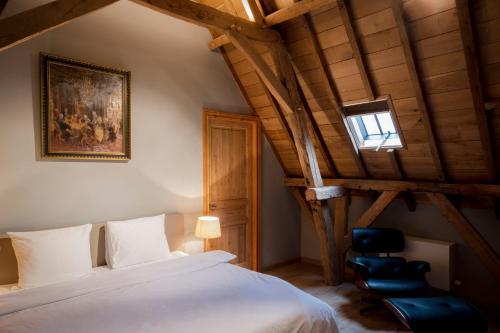 奥斯特坎普Loweide Lodges & Holiday Homes near Bruges的卧室配有白色的床和黑椅